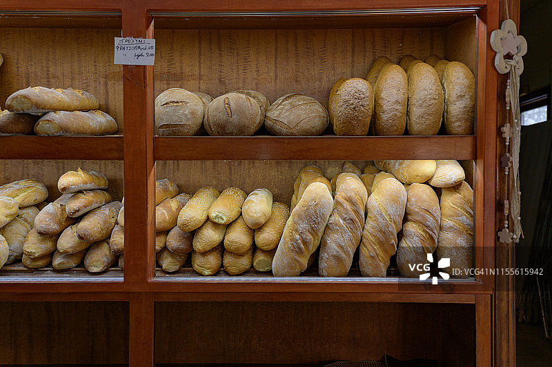 希腊莱斯沃斯岛面包店展示的面包图片素材