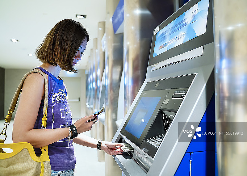 用手机扫二维码从自动取款机非接触式取款图片素材