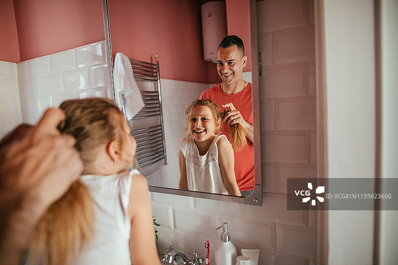 爸爸是我的发型师图片素材