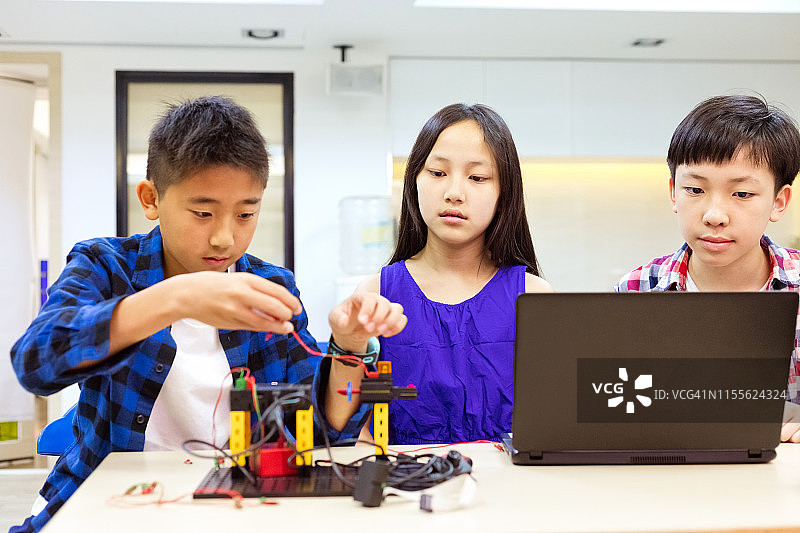 学生在学校的STEM课堂上制作机器人图片素材