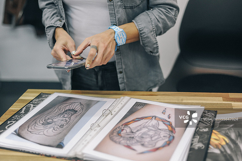 女纹身师在纹身工作室工作图片素材