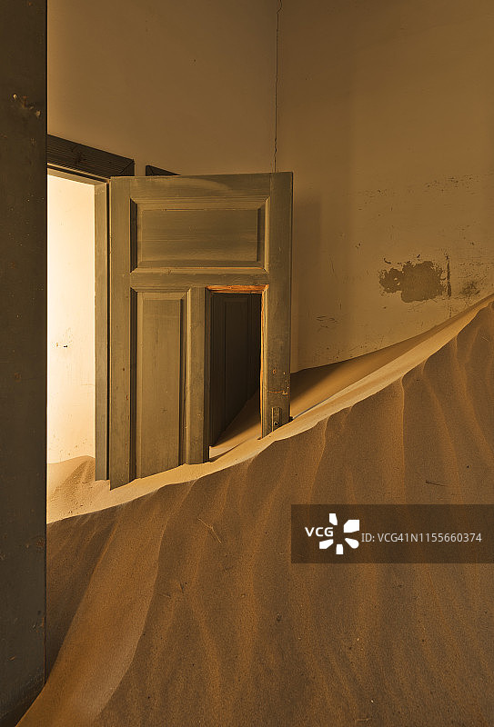 纳米比亚科尔芒斯科普废弃房屋的沙砾门廊图片素材
