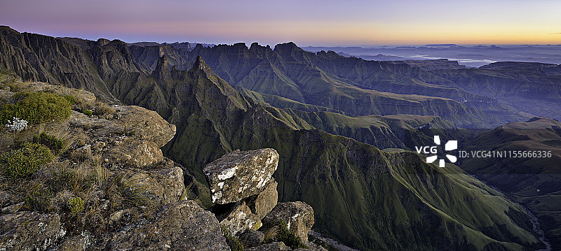 南非夸祖鲁-纳塔尔德拉肯斯堡大教堂山脉圆形剧场的壮观观景点图片素材