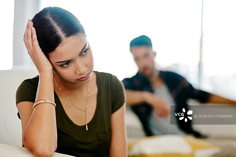 他不值得我信任图片素材