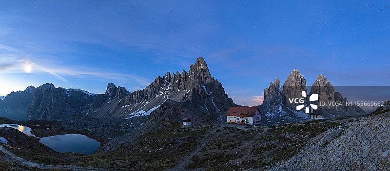 拉瓦莱多三峰和洛卡特利小屋全景，多洛米蒂图片素材