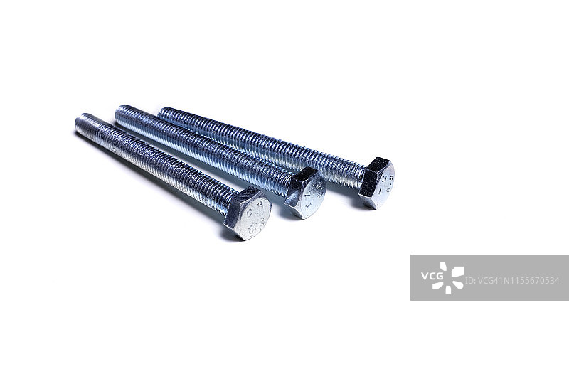 白色背景上的全新闪亮钢铁螺栓特写图片素材