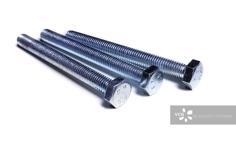 白色背景上的全新闪亮钢铁螺栓特写图片素材