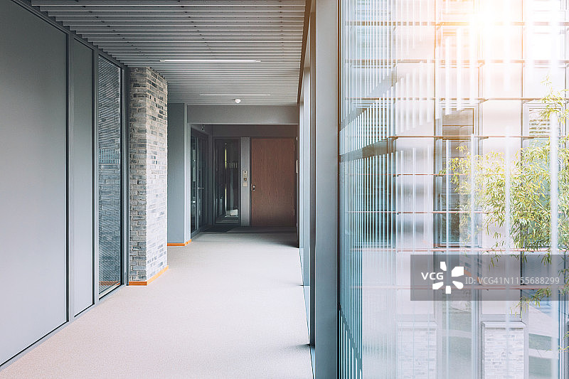 现代办公楼内的空旷走廊图片素材