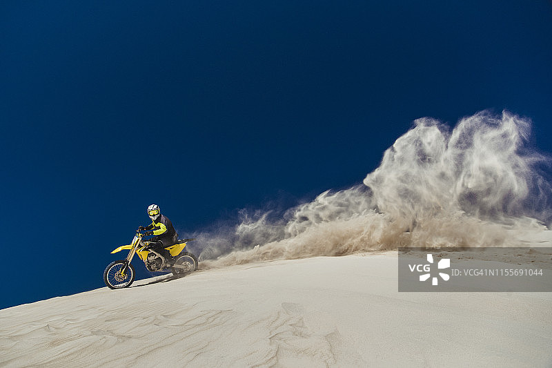 摩托车手扬起沙子图片素材