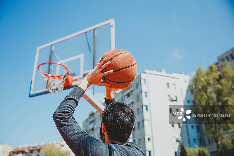 街头篮球运动员投篮图片素材