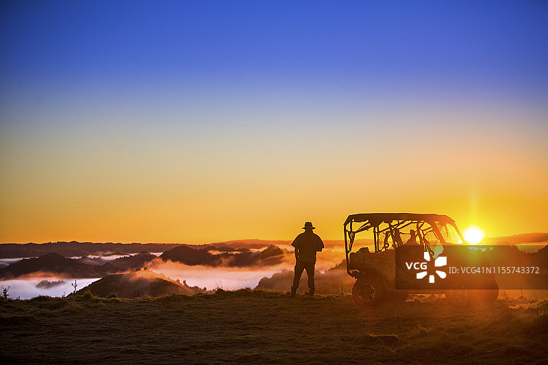 山顶的越野车，观看清晨山谷中的雾气图片素材