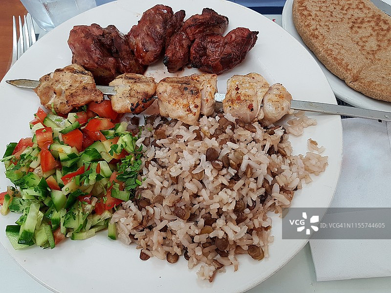 土耳其肉和鸡肝烤肉串配麦芽饼和番茄黄瓜沙拉图片素材