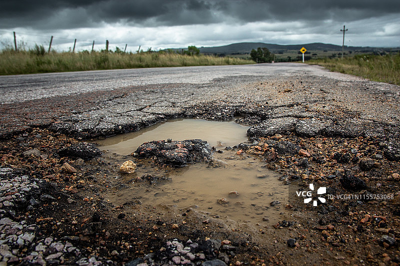 乌拉圭马尔多纳多省的危险坑洼道路图片素材