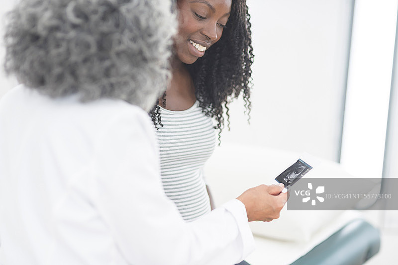 诊所里孕妇和她的医生肖像图片素材