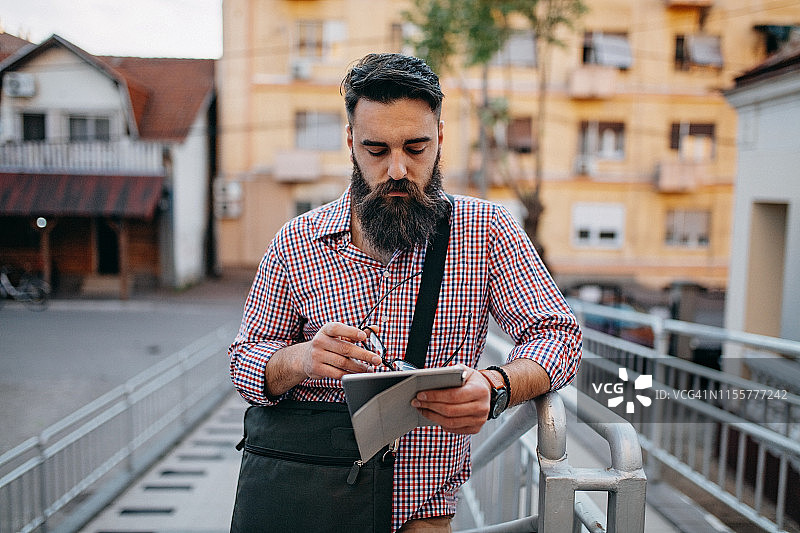 城市中的商务人士肖像图片素材