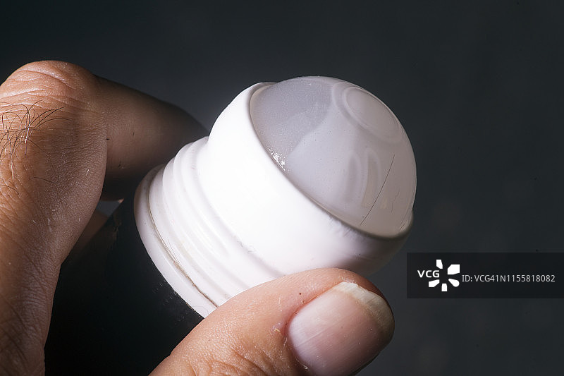 男人拿着除臭剂图片素材