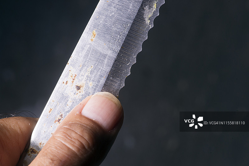 男人拿着刀图片素材