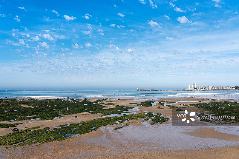 莱萨布勒多隆：夏季海滩图片素材