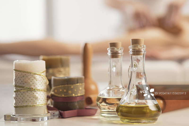 使用擀面杖进行抗橘皮组织按摩的理疗师为女性做放松按摩，享受健康水疗护理。图片素材