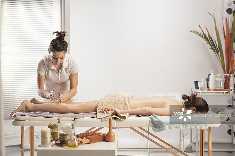 按摩理疗师进行治疗性按摩图片素材