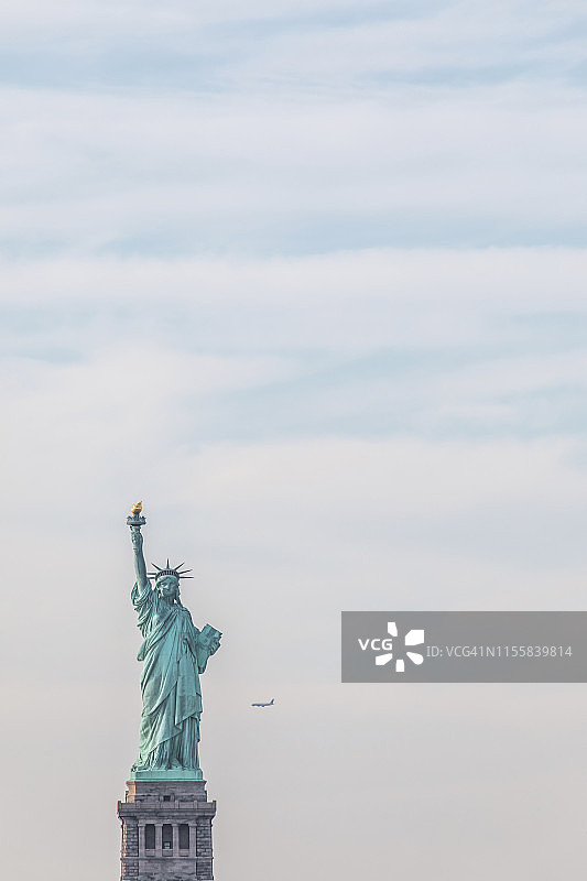 位于纽约港自由岛上的自由女神像图片素材