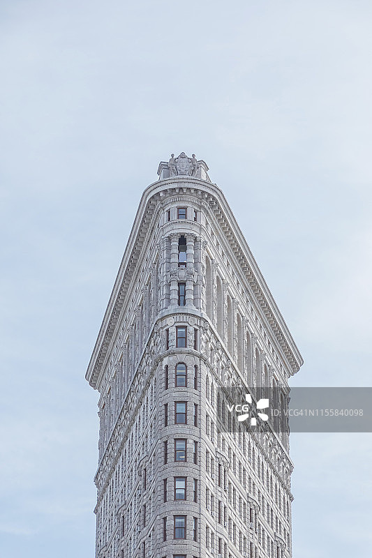 熨斗大厦与蓝天图片素材