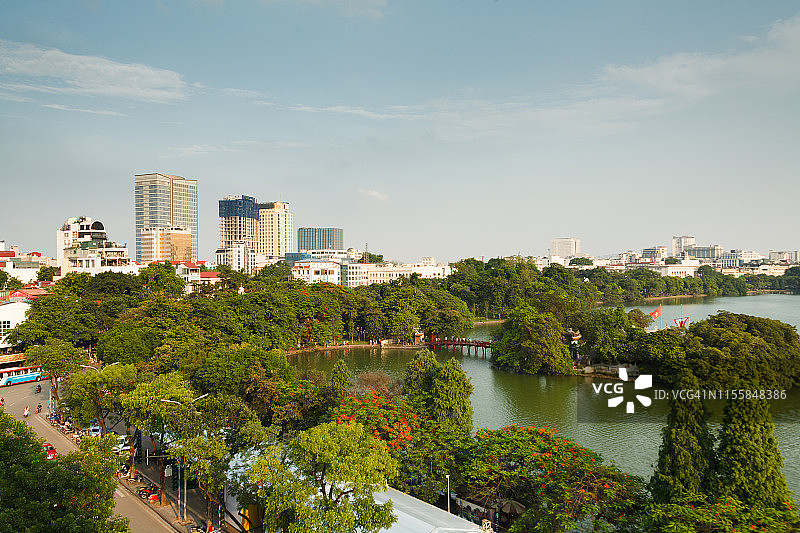 越南河内还剑湖和栖旭桥的航拍景色图片素材