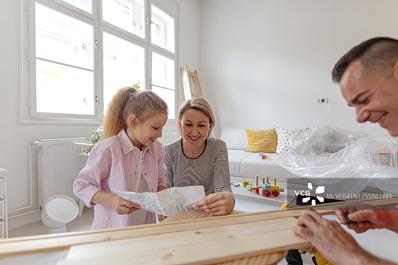 一家人一起组装家具图片素材