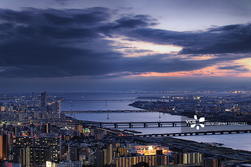 日落后大阪市的壮观城市景观高角度照片图片素材