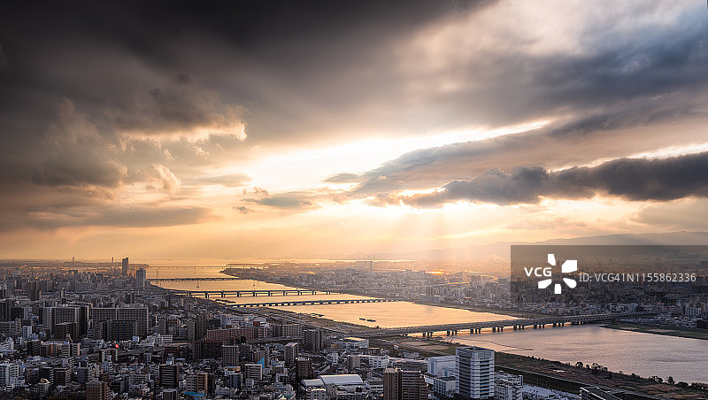 大阪城市上空的壮丽日落图片素材