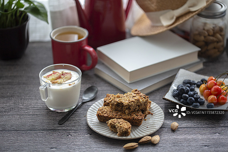 自制烘焙格兰诺拉麦片棒：燕麦、谷物配蜂蜜图片素材