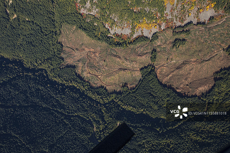 加拿大不列颠哥伦比亚省的伐木场作业区俯瞰图片素材