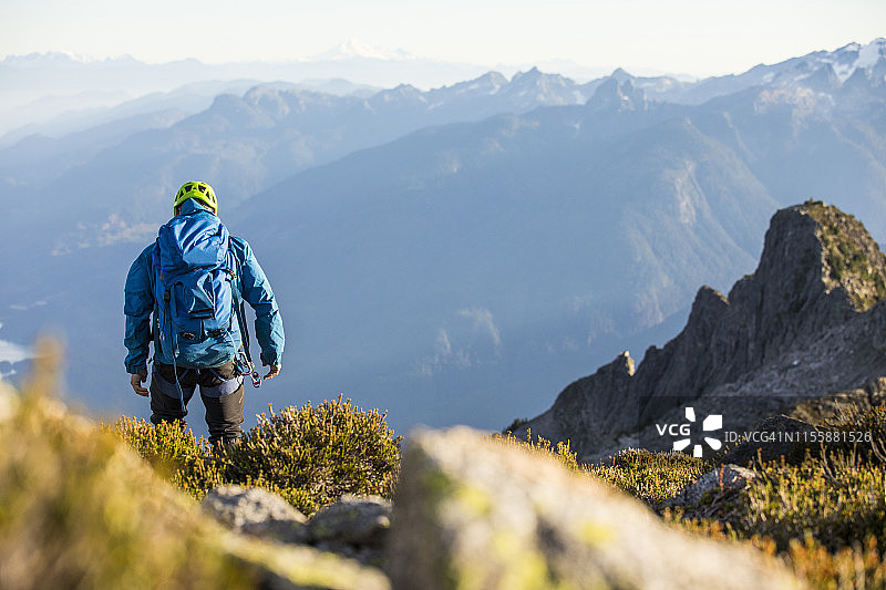 背包客从不列颠哥伦比亚省道格拉斯峰顶峰下降图片素材