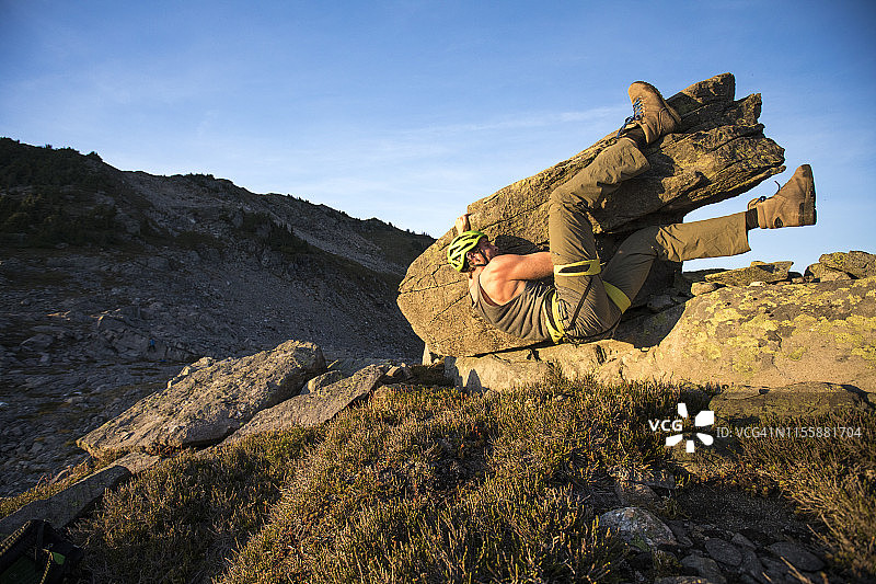 海岸山脉中男子攀岩的低角度照片图片素材