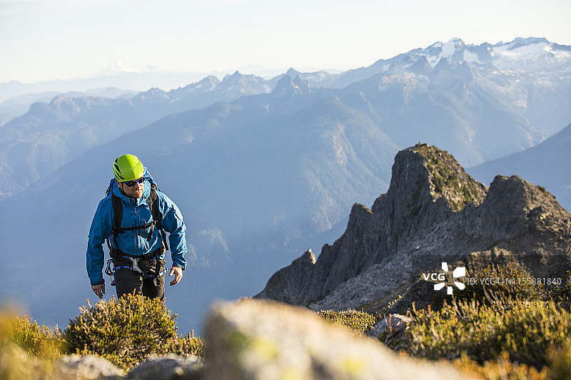 在不列颠哥伦比亚省海岸山脉背包的登山者图片素材