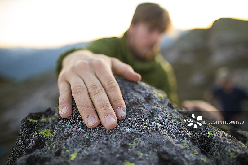 攀岩者抓住抱石路线顶端的岩石图片素材