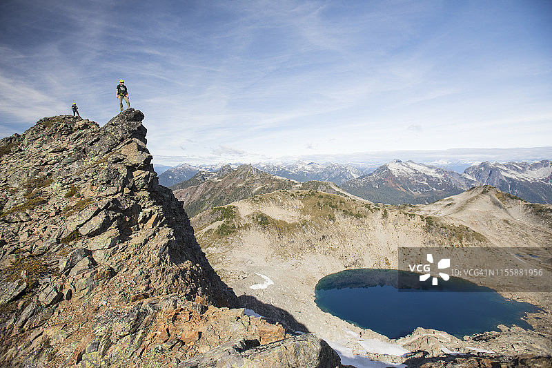 登山者在道格拉斯峰顶图片素材
