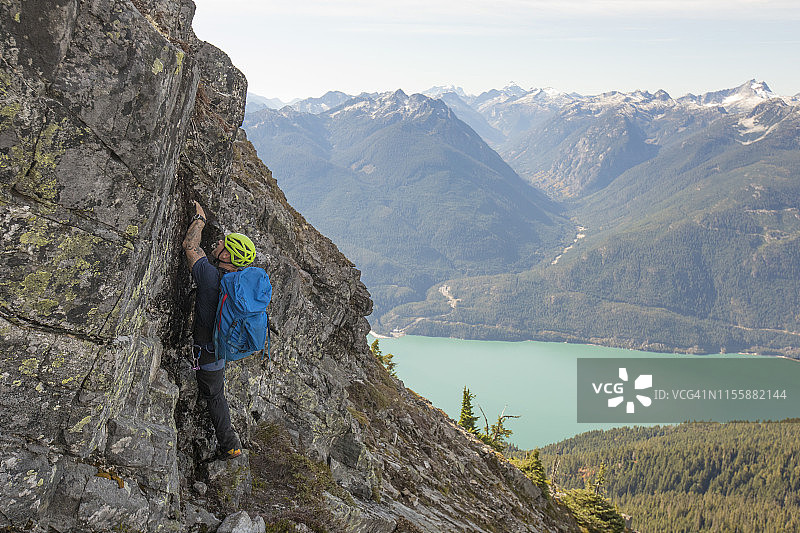 登山者攀登不列颠哥伦比亚省道格拉斯峰图片素材