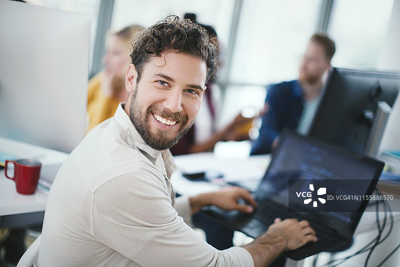 在办公室工作的软件开发人员图片素材