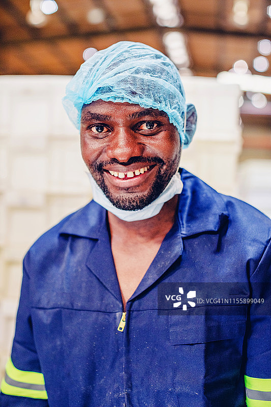 快乐的非洲工厂工人肖像图片素材