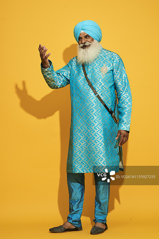 佩戴卡尔邦的锡克族老人全身像图片素材