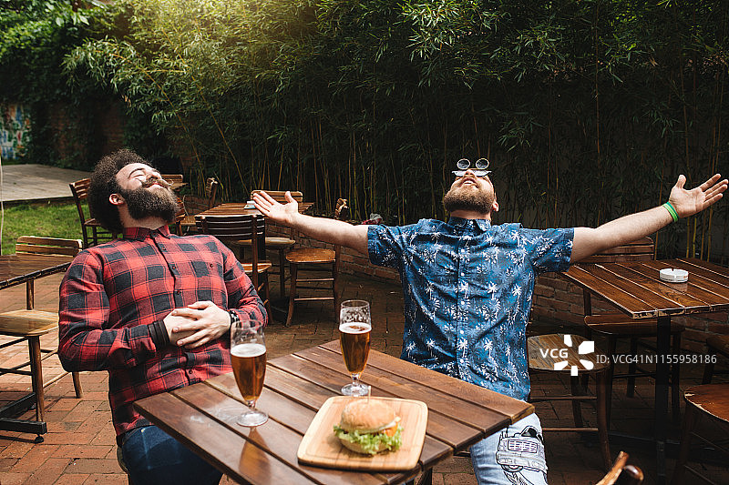 优质服务带来满意的顾客图片素材