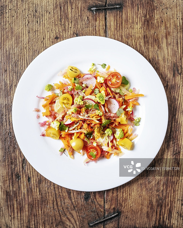 木质背景上的一盘新鲜沙拉图片素材