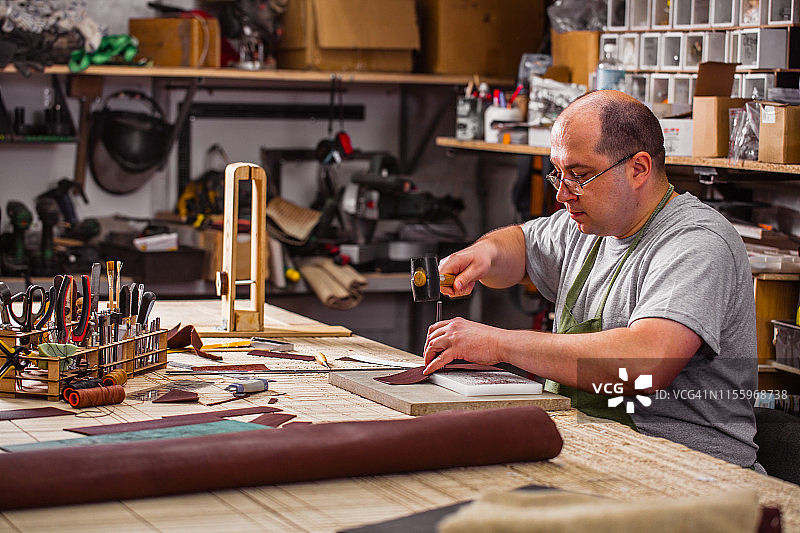 车间里工作的手工艺人图片素材