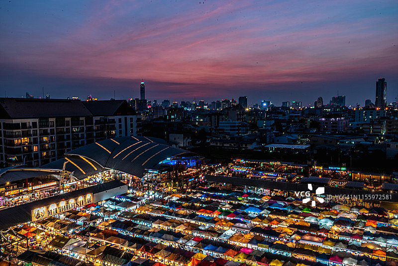 曼谷拉差达夜市黄昏彩色帐篷图片素材