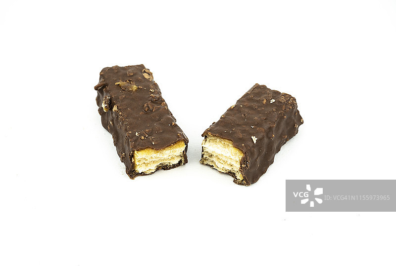 白色背景上的巧克力涂层威化饼图片素材