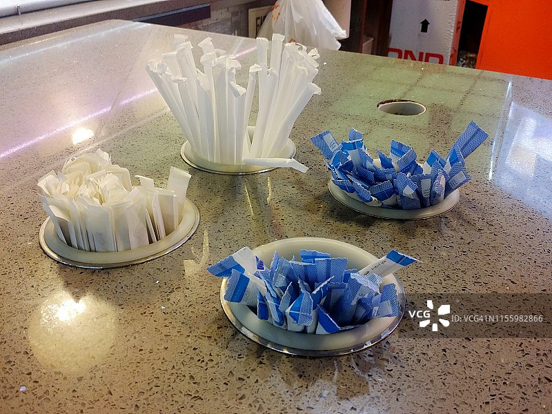 柜台上用于放置吸管和糖包的容器图片素材