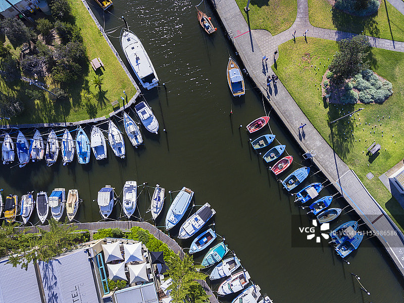 停泊在莫迪亚洛克河的小船图片素材