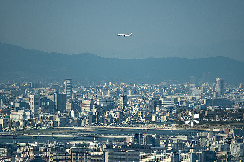 在大阪市上空飞行的飞机图片素材