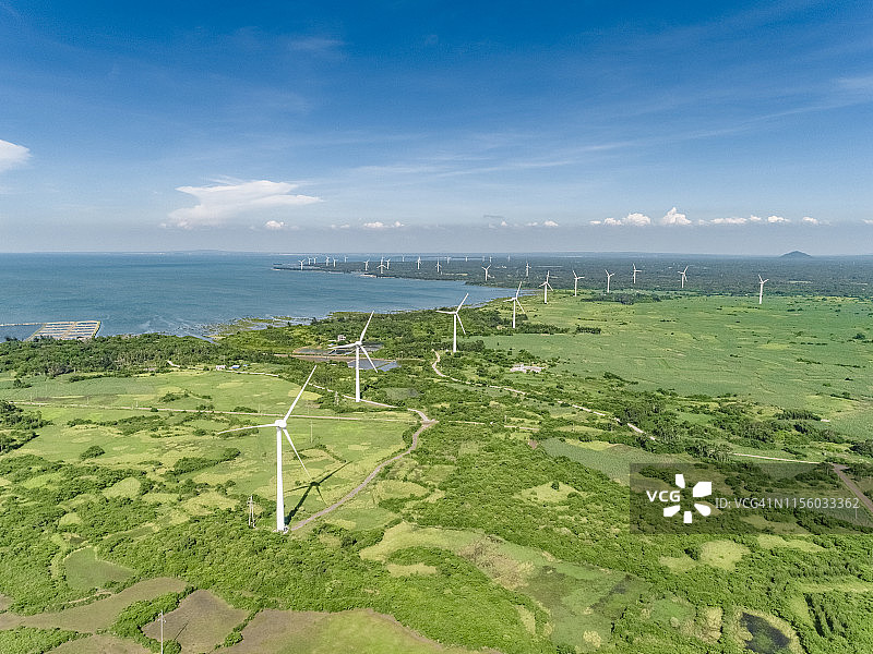 海南西北部海湾风力发电机图片素材